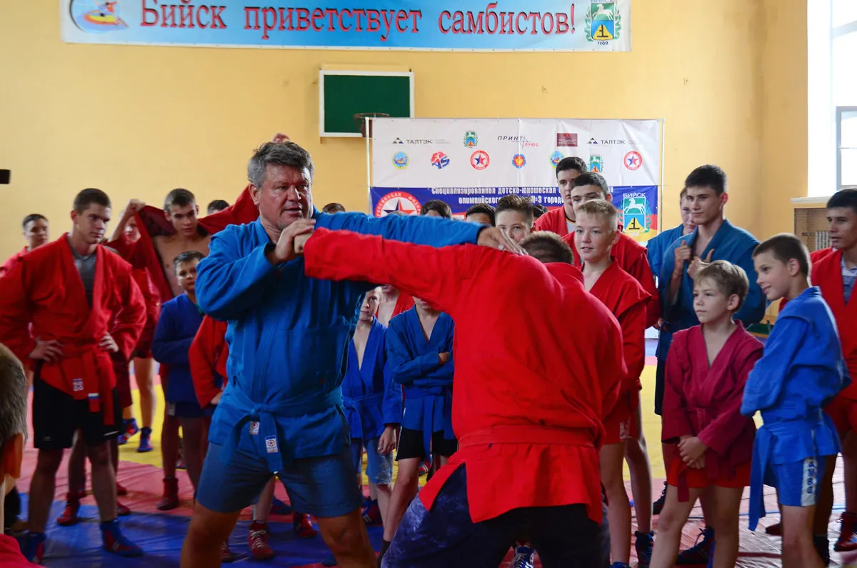 Олег Тактаров проводит мастер-класс