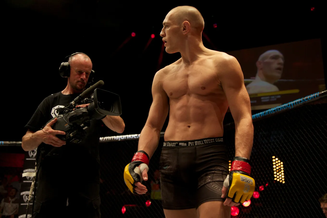 Конор в в Cage Warriors FC