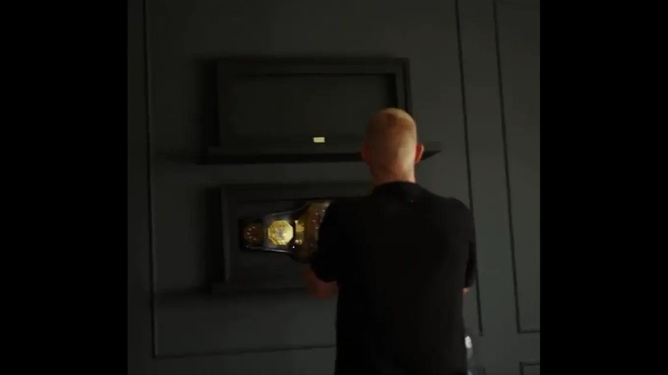 Иэн Мачадо Гэрри продемонстрировал рамку для пояса UFC