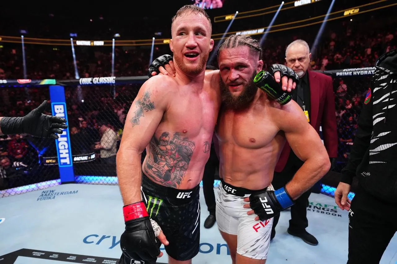 Джастин Гейджи победил Рафаэля Физиева на турнире UFC 313