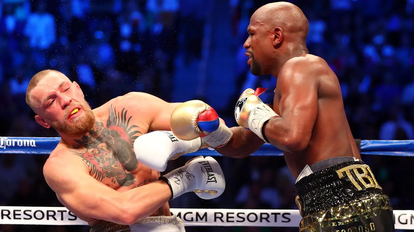 Флойд Мейвезер (справа) налегке расправился со звездой UFC Конором Макгрегором пару лет назад