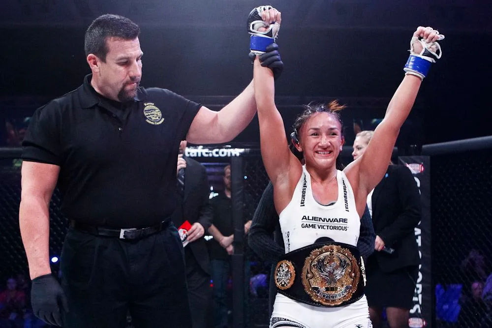 Карла Эспарза с чемпионским поясом Invicta FC
