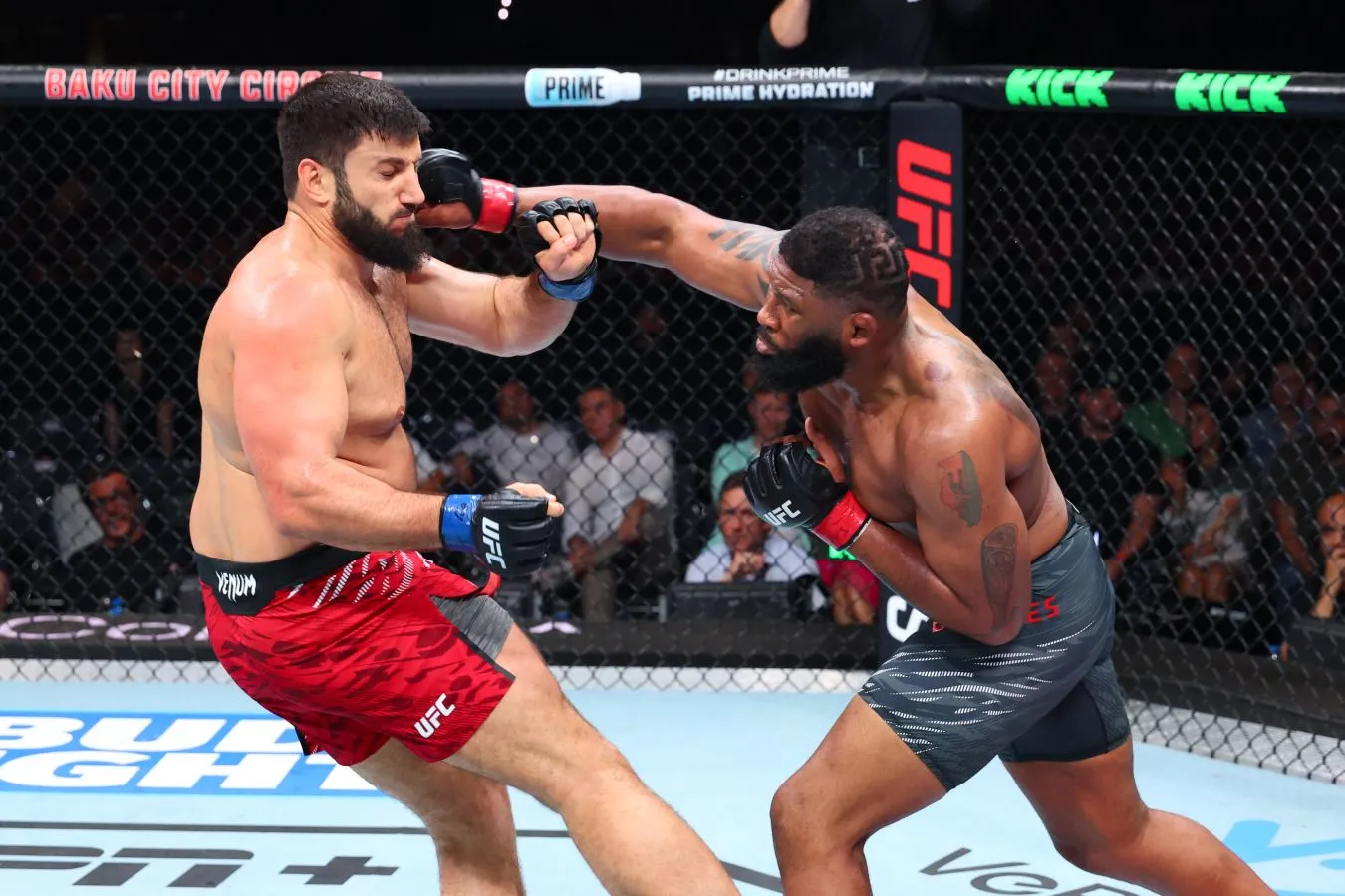 Уже в дебютном бою в UFC Куниев получил в соперники Блейдса, но не смог справиться с американцем