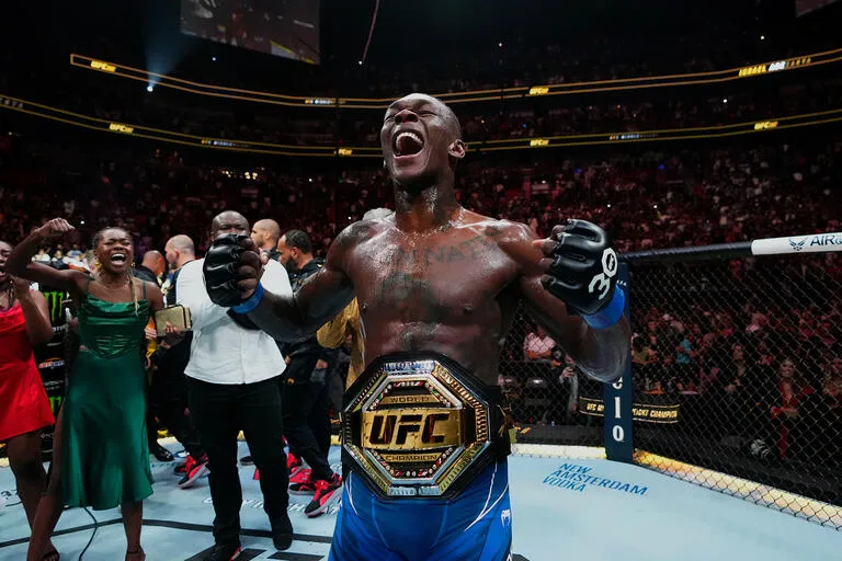 Исраэль Адесанья вернул титул UFC