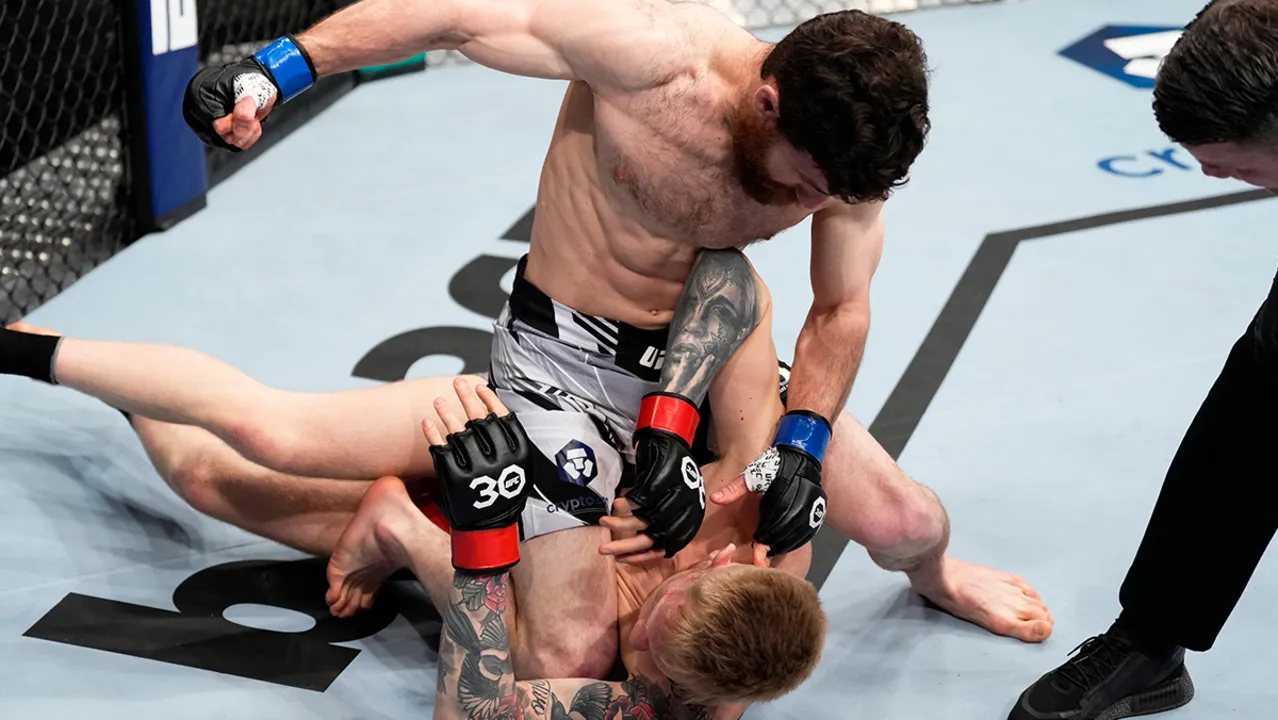 Янал Ашмоз удачно дебютировал в UFC