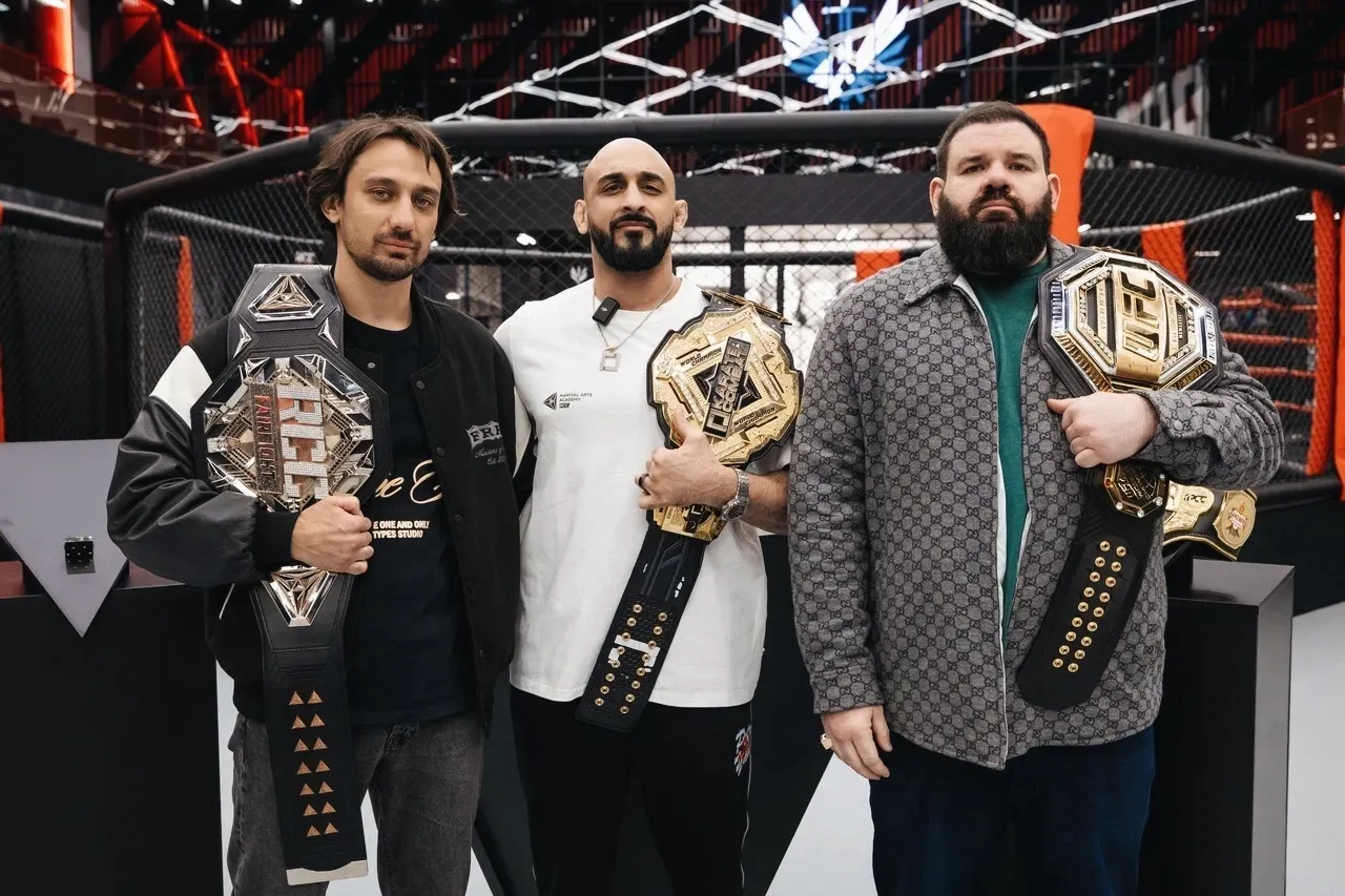 Глава лиги RCC Николай Клименко, президент Karate Combat Асим Заиди и тренер Алекса Перейры Плинио Круз.