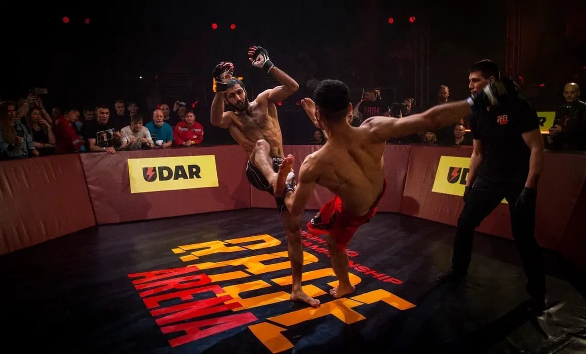 Бои на Rage Arena проходят в ММА-перчатках на восьмиугольной площадке со скошенными углами