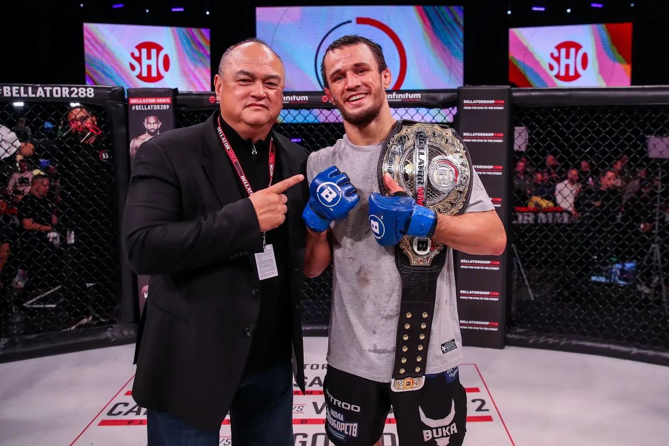 Усман Нурмагомедов и президент Bellator Скотт Кокер