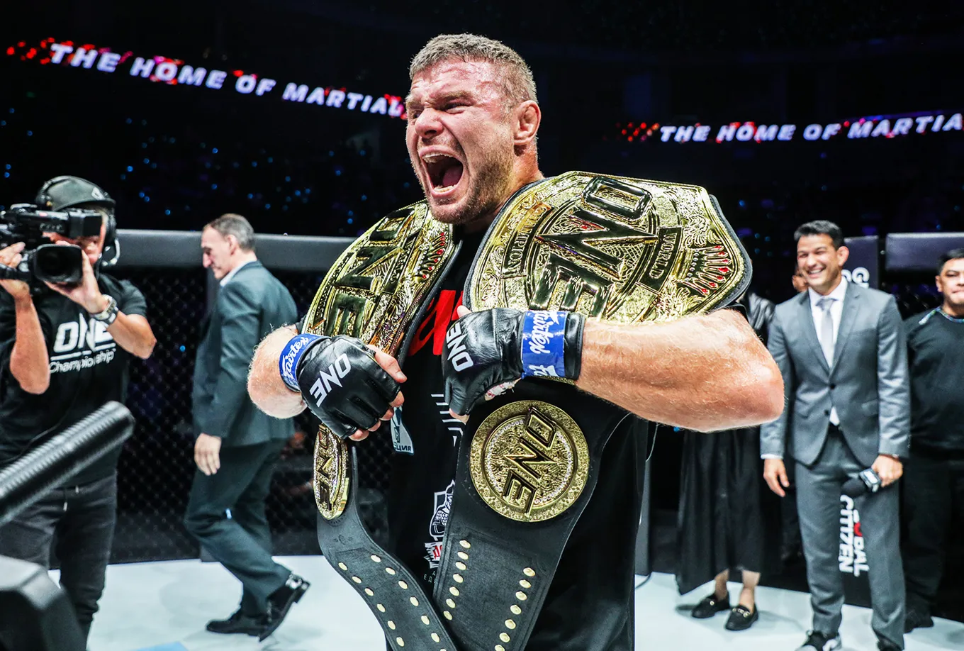 Российский тяжеловес Анатолий Малыхин – двойной чемпион ONE