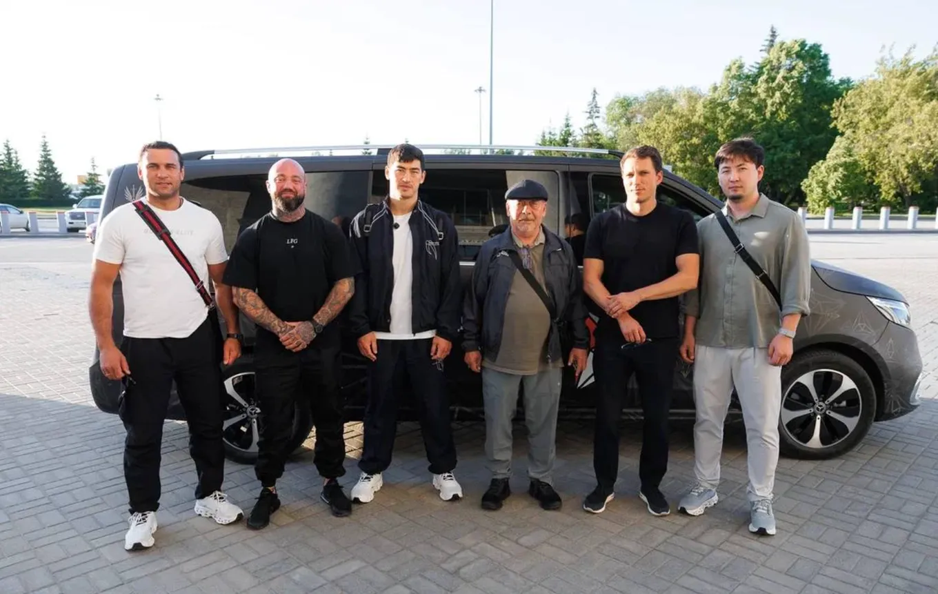 Дмитрий Бивол прилетел в Екатеринбург