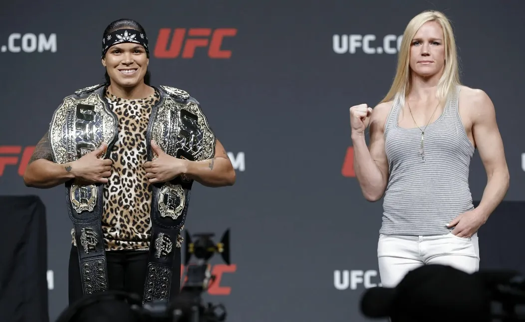 Холм (справа) проигрывала Нуньес на турнире UFC 239 техническим нокаутом в первом раунде