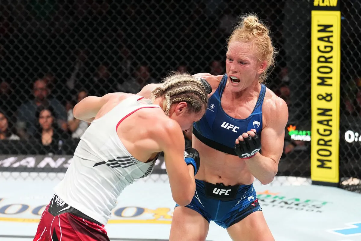 Холм (справа) победила Сантос (Куницкую) по очкам на турнире UFC on ESPN 43