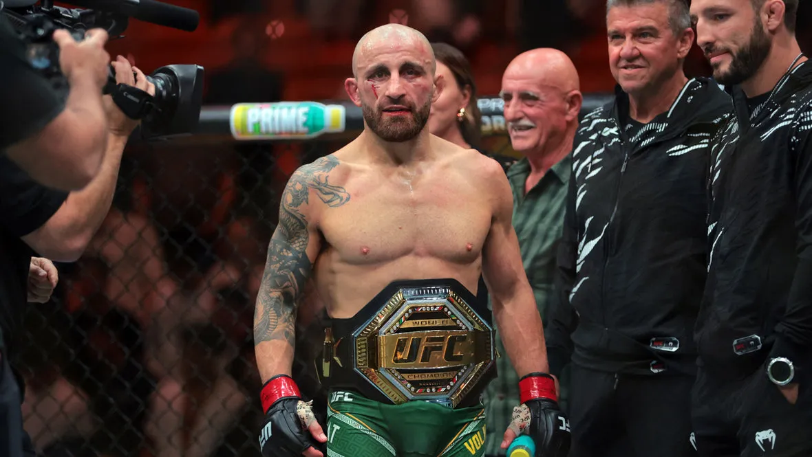 На UFC 314 Алекс Волкановски вернул себе чемпионский титул в полулегком весе