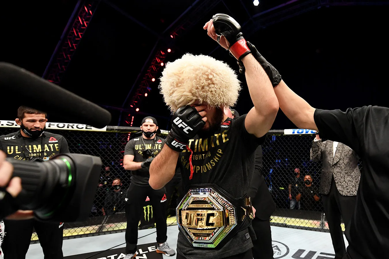 Хабиб защитил пояс в бою с Джастином Гейджи на UFC 254 и объявил о завершении карьеры