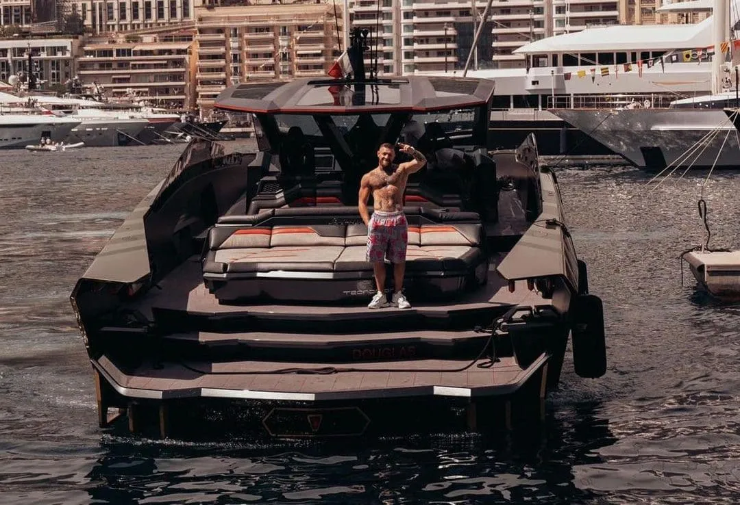 Конор Макгрегор на яхте Lamborghini