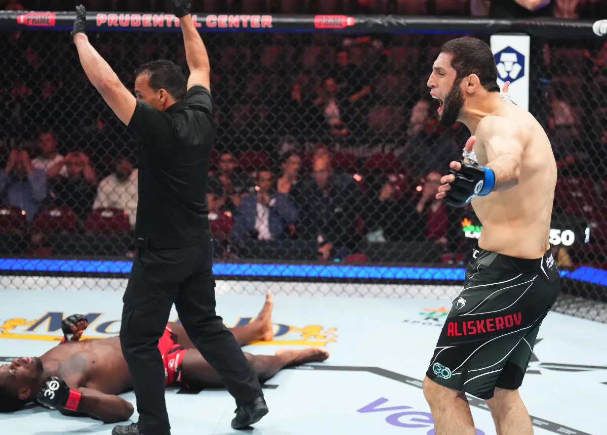 Икрам Алискеров нокаутировал Фила Хоуса в UFC