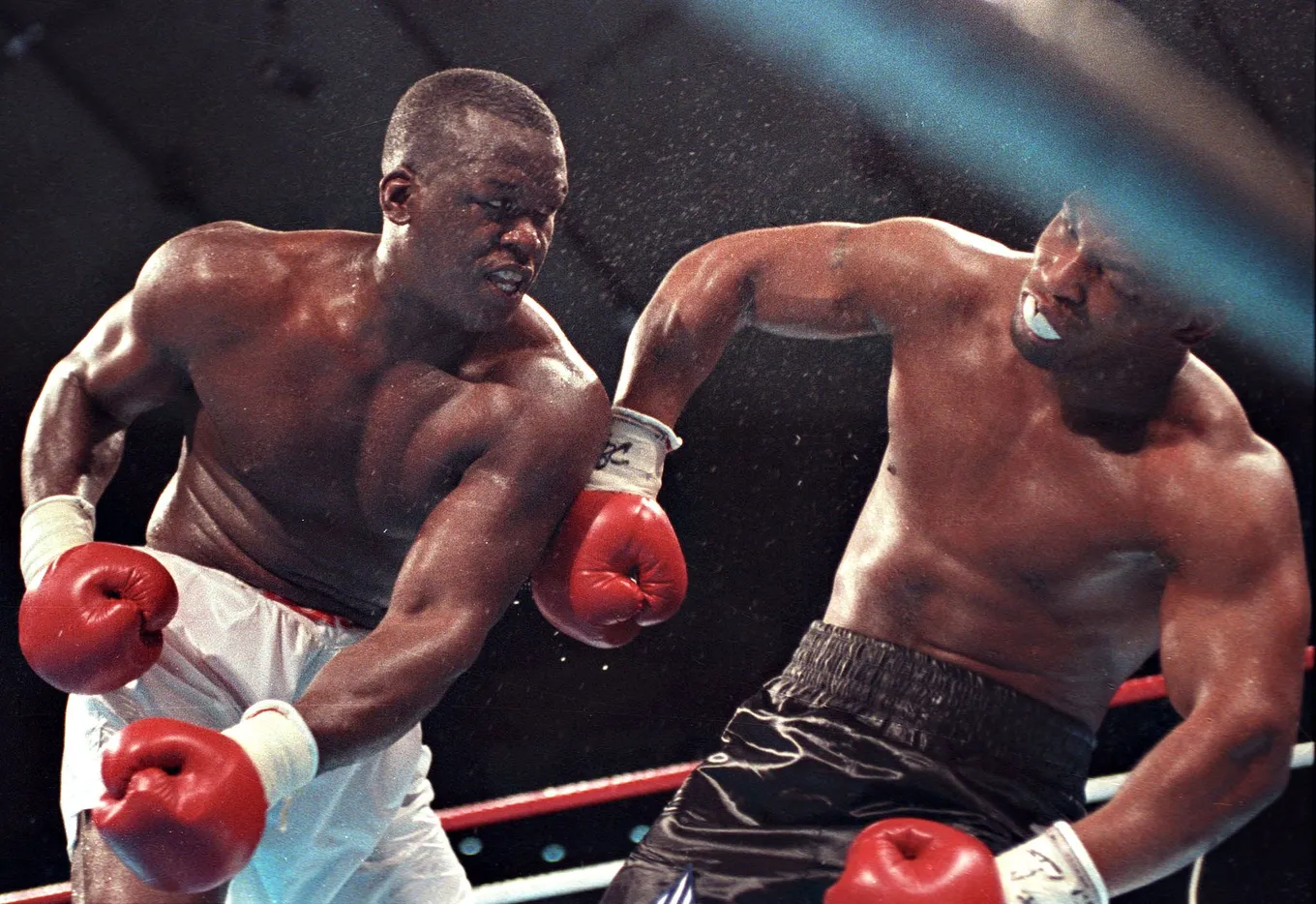 Джеймс «Бастер» Дуглас – Майк Тайсон