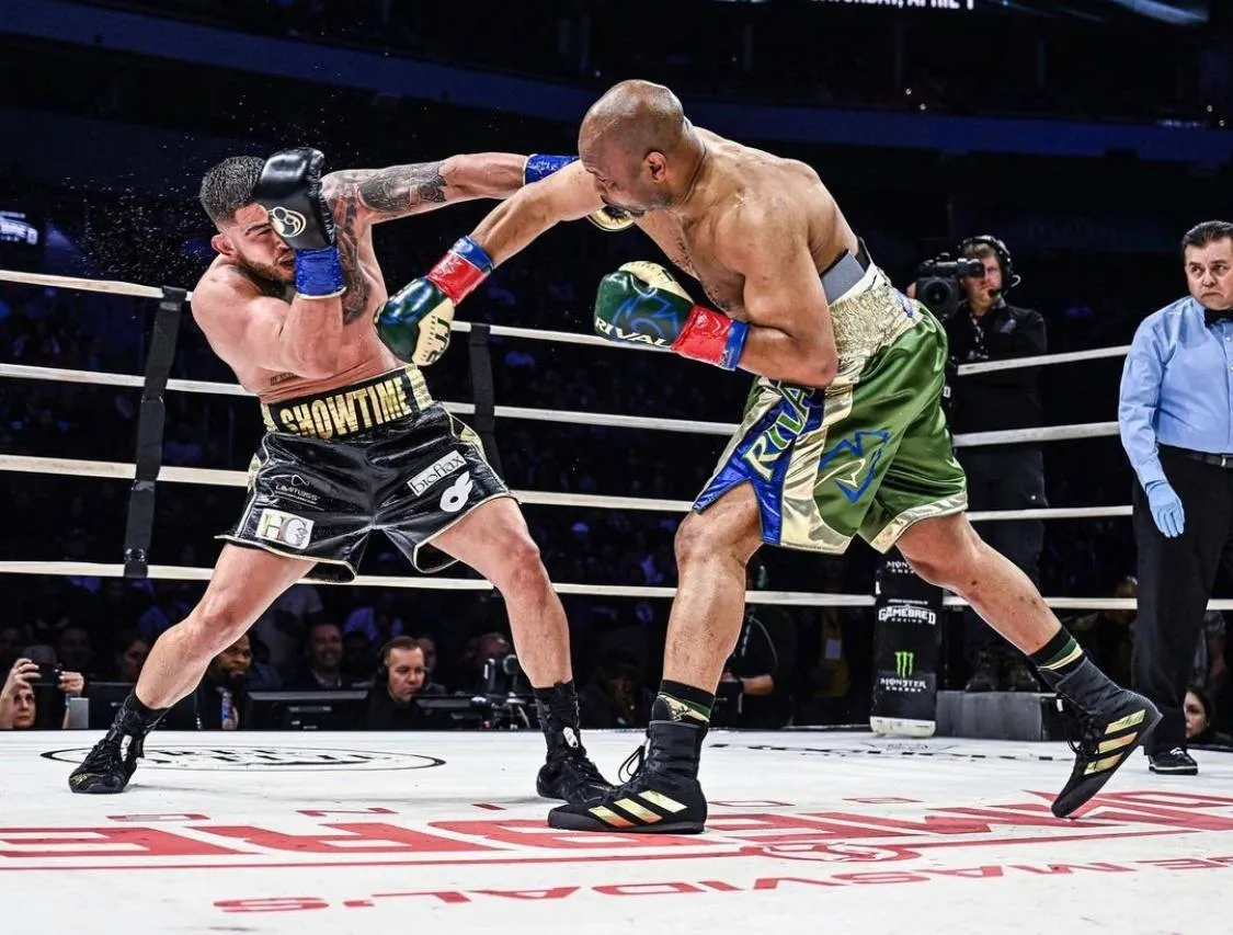 Рой Джонс (справа) не смог победить экс-чемпиона UFC Петтиса