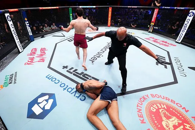 Икрам Алискеров побеждает в Contender