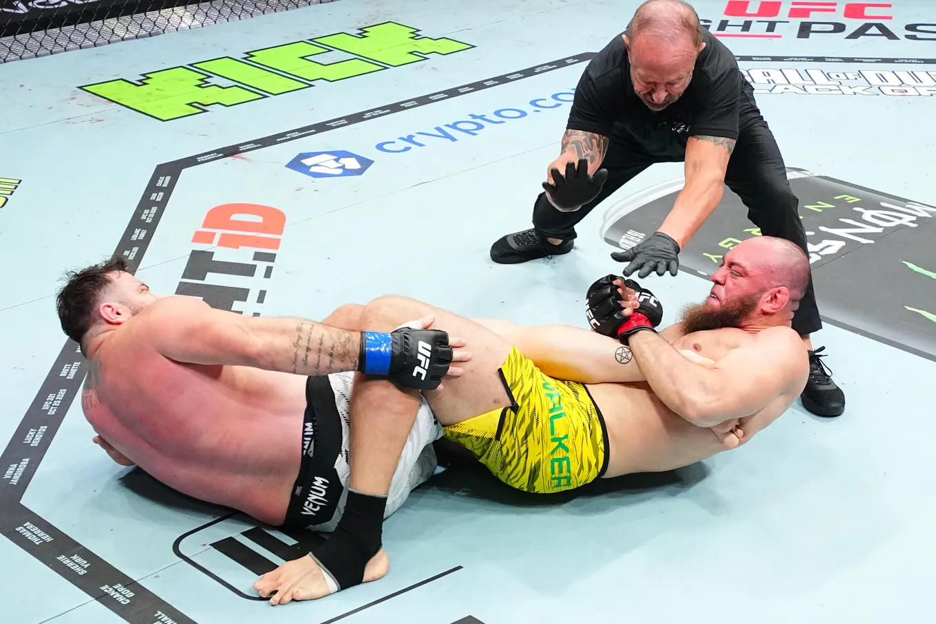 Вальтер Уокер не только установил новый рекорд UFC, но и получил бонус