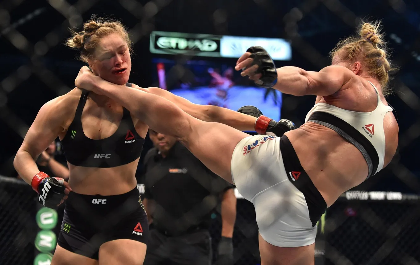 15 ноября 2015 года. UFC 193. Этот удар сделал Холм чемпионкой организации. Роузи потерпела первое поражение в карьере