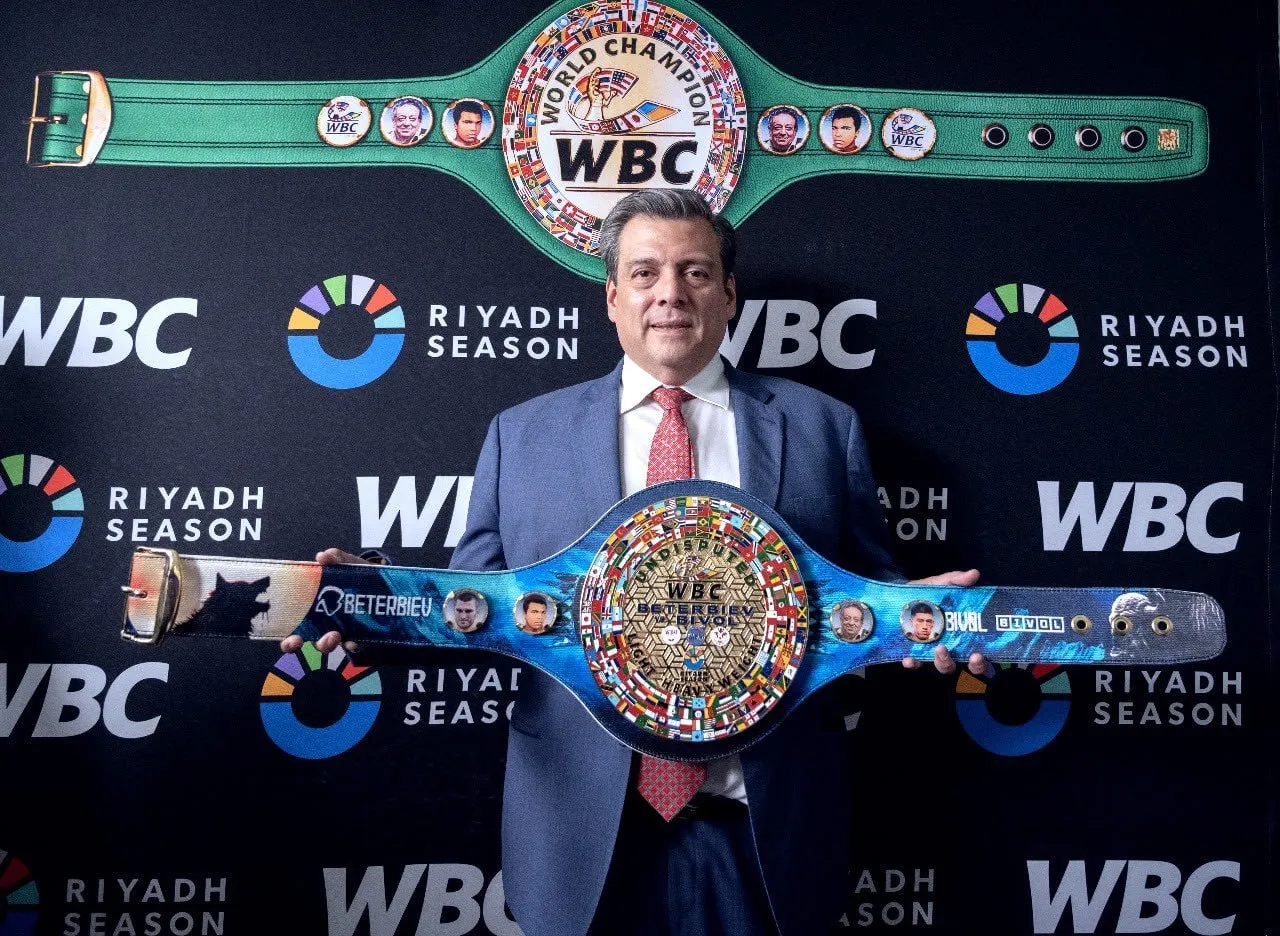 Маурисио Сулейман с памятным поясом WBC