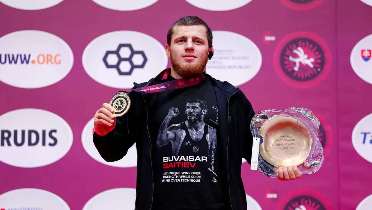 Ахмед Усманов в футболке с изображением Бувайсара Сайтиева