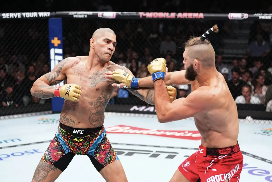 Алекс Перейра в поединке против Иржи Прохазки на турнире UFC 303