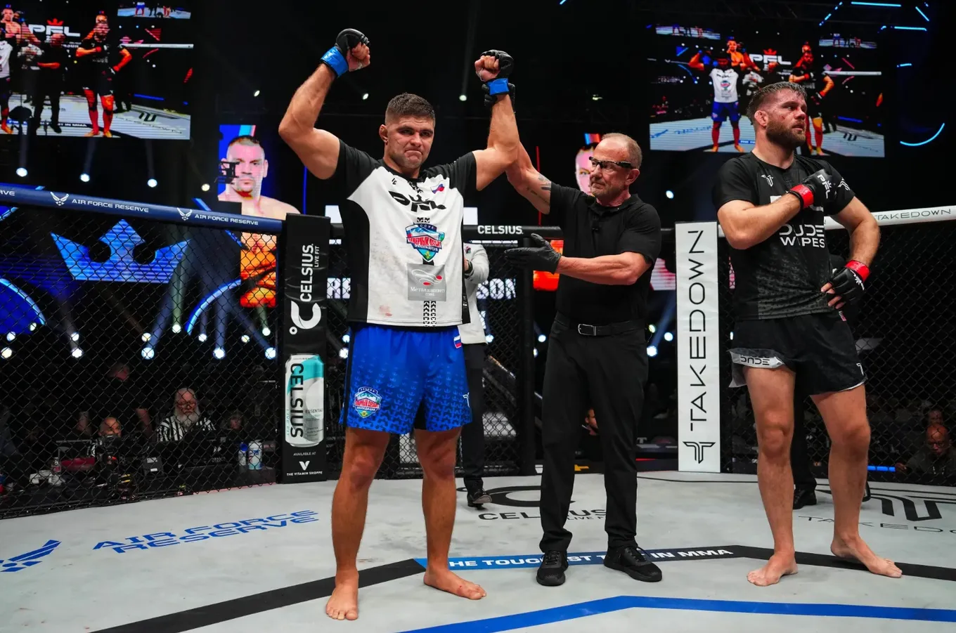 Олег Попов дебютировал в PFL с досрочной победы