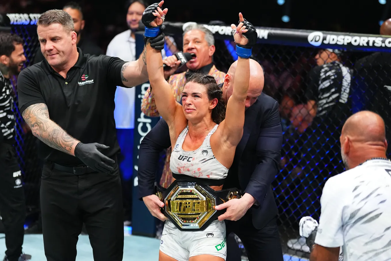 Маккензи Дерн стала новой чемпионкой UFC в минимальном весе