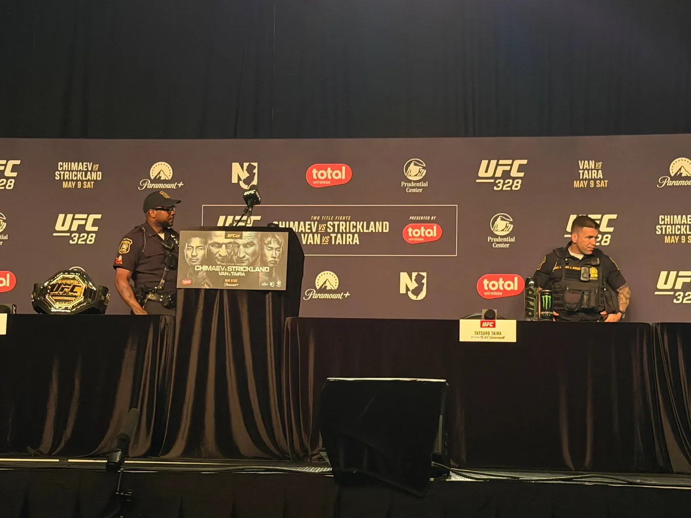 Полицейские на пресс-конференции перед UFC 328. Фото: Владимир Колос
