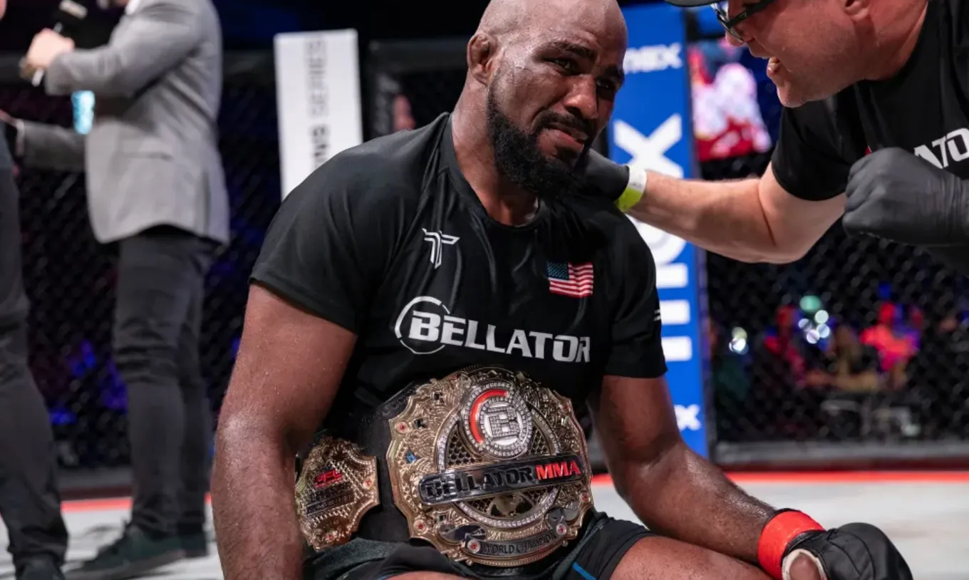 Кори Андерсон с чемпионским поясом Bellator