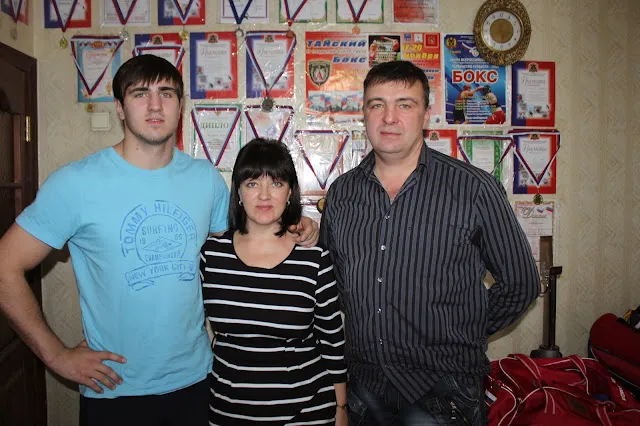 Артем Вахитов с родителями