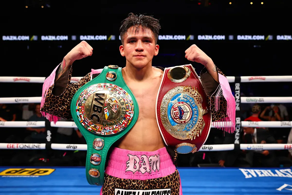 Джесси Родригес с поясами WBC и WBO
