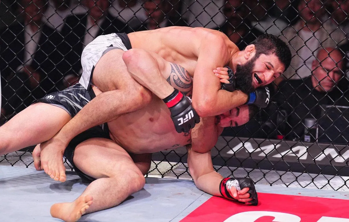 Хамзат Чимаев просто уничтожил бывшего чемпиона UFC Роберта Уиттакера
