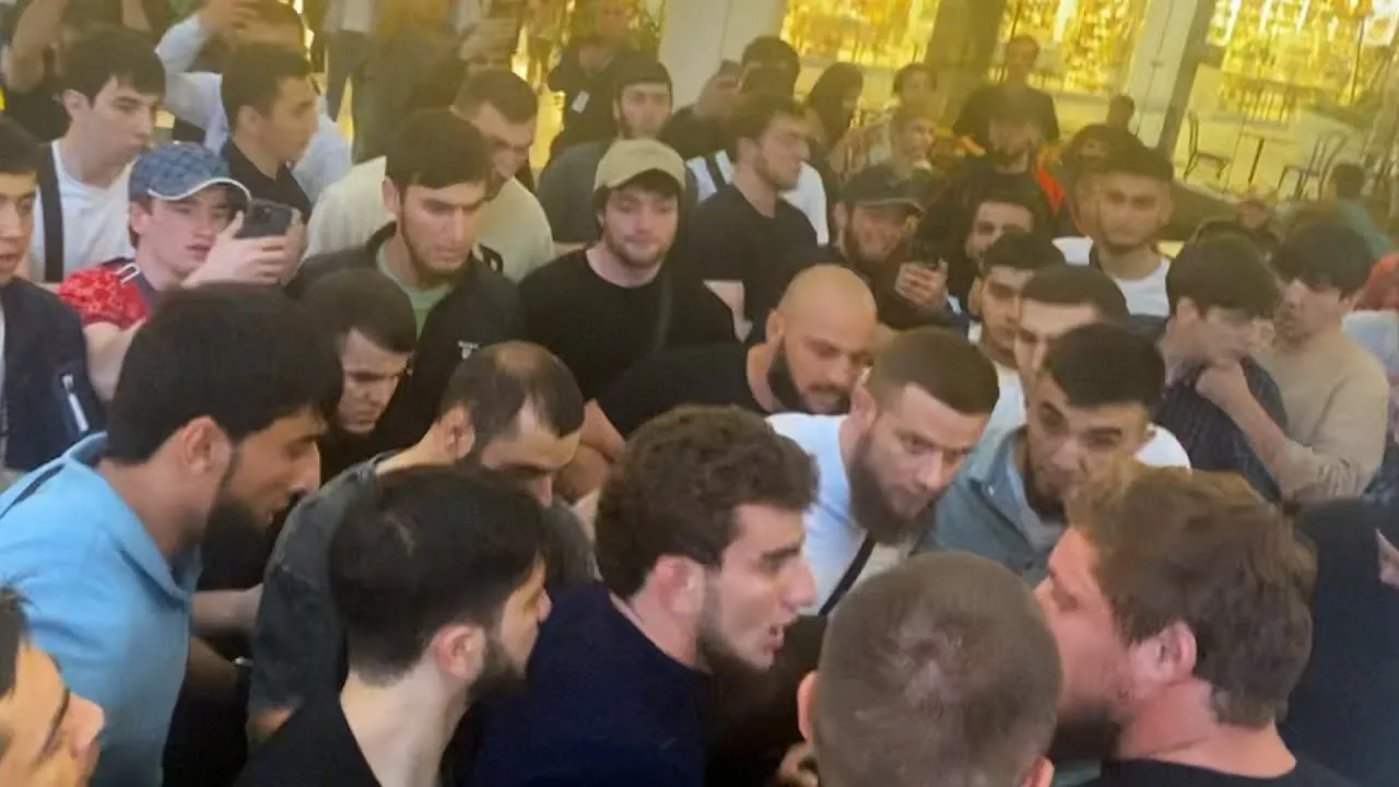 Массовая потасовка в ТРЦ «Ривьера»