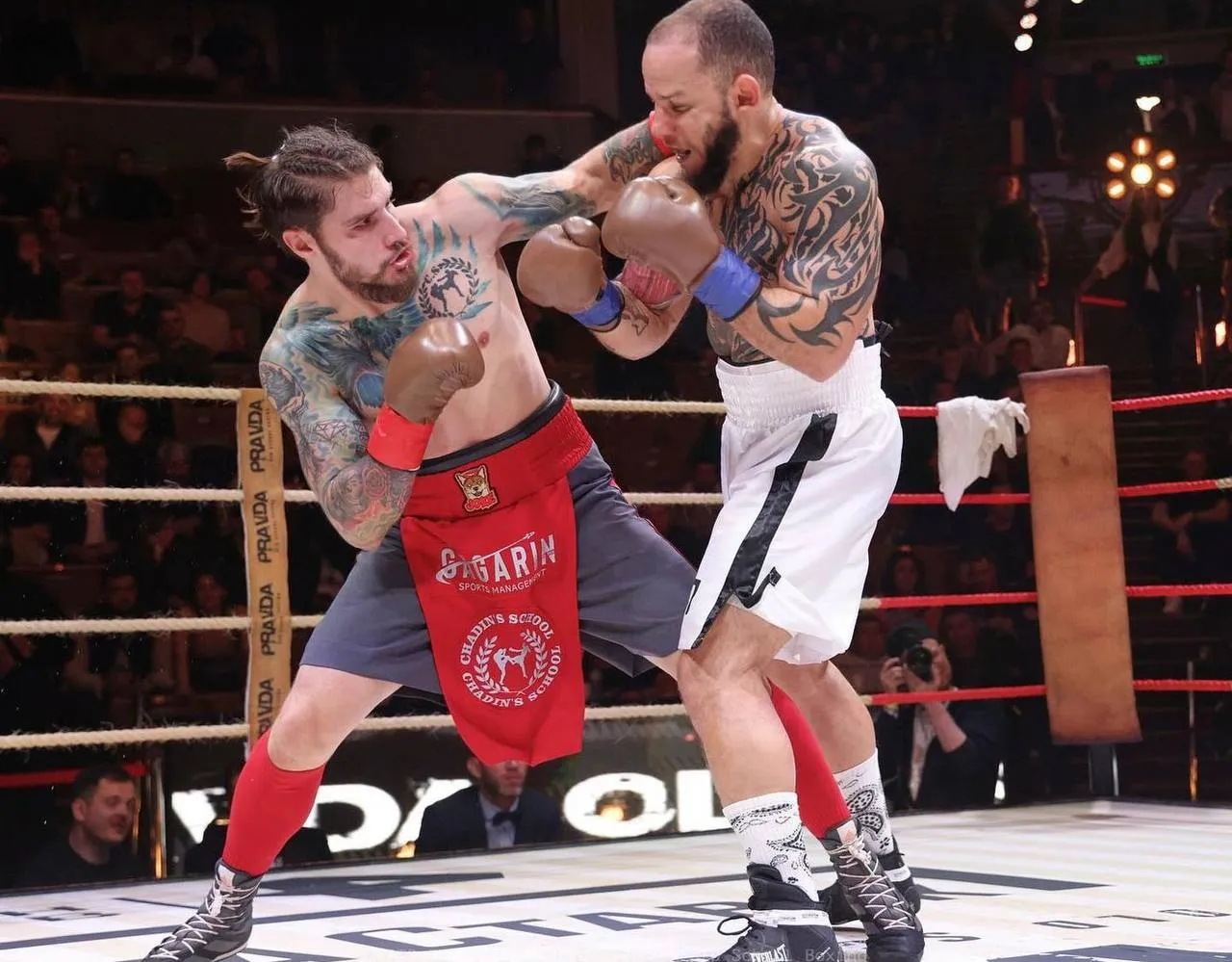 Влад Туйнов и Джулиан Лейн на турнире Pravda Old School Boxing