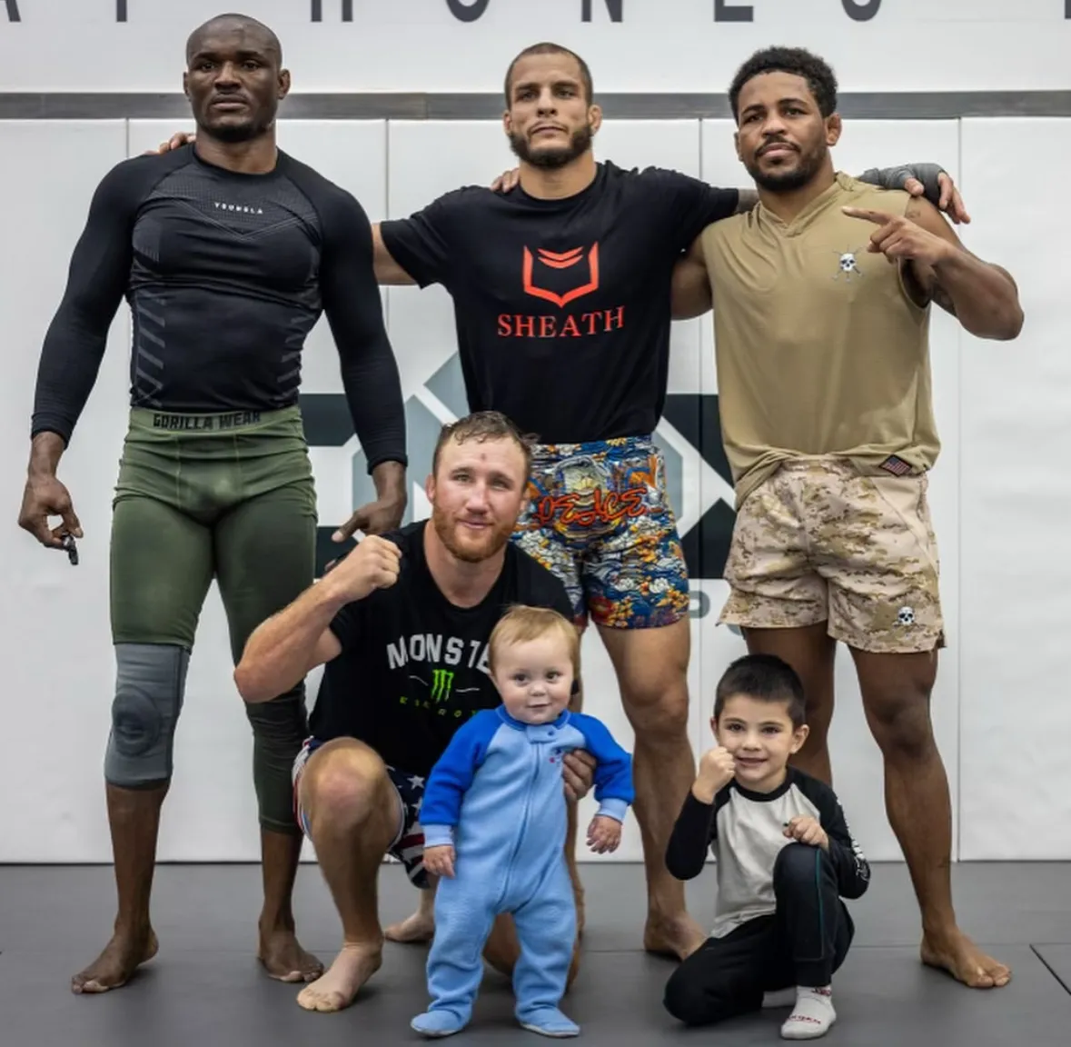 Арчи Колган в компании звезд UFC Камару Усмана и Джастина Гейджи