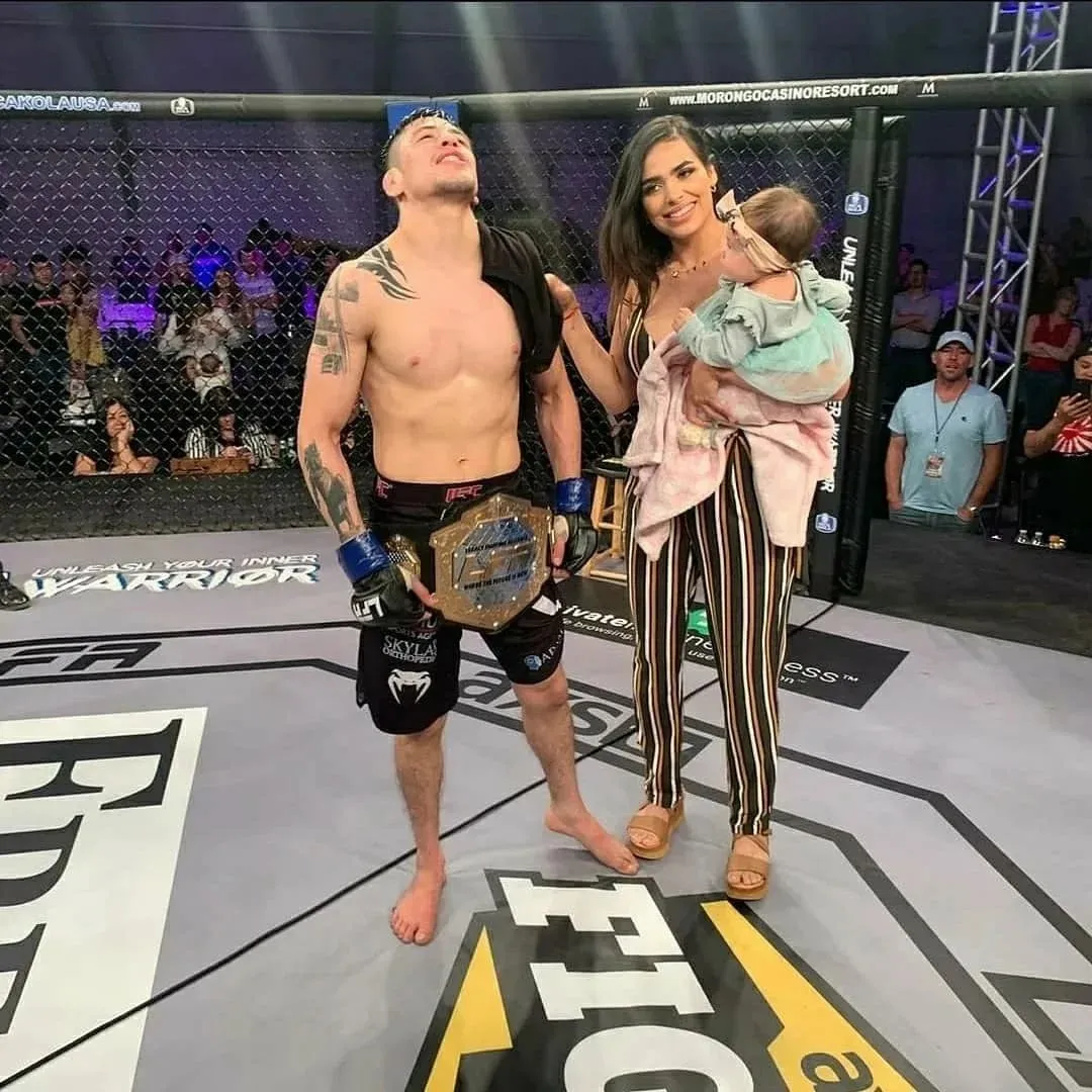 Брэндон Морено с чемпионским поясом LFA