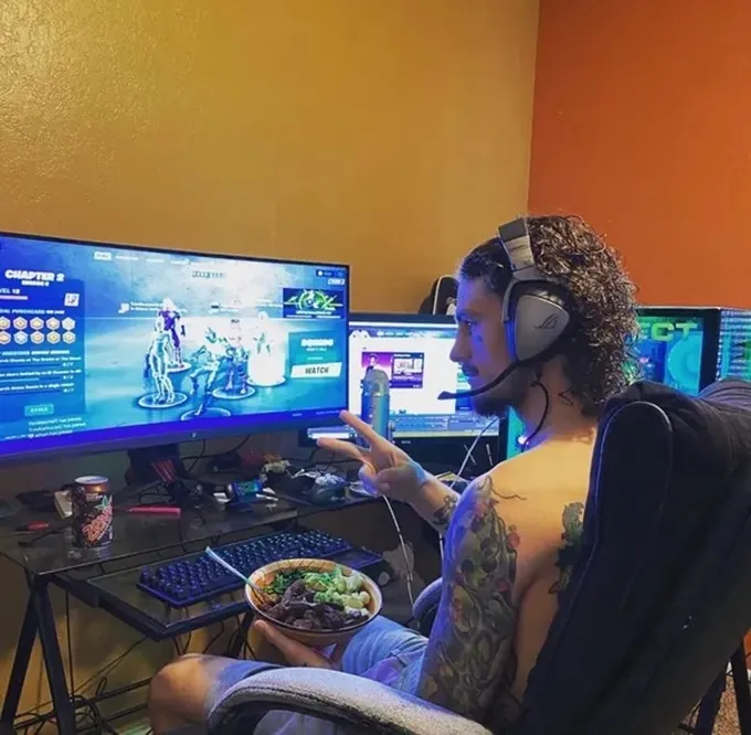 Шон О’Мэлли играет в Fortnite