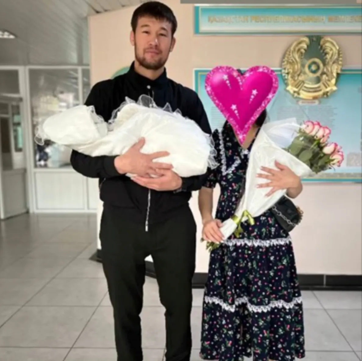 Шавкат Рахмонов с супругой и ребенком