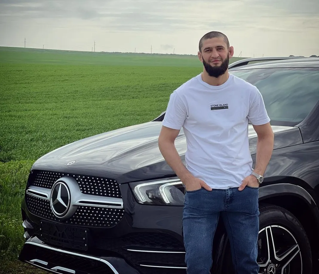 Хамзат Чимаев с одной из подаренных машин