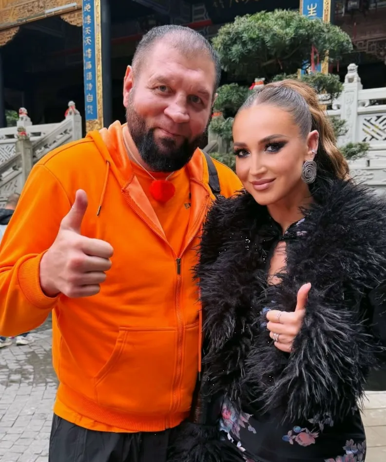 Александр Емельяненко и Ольга Бузова