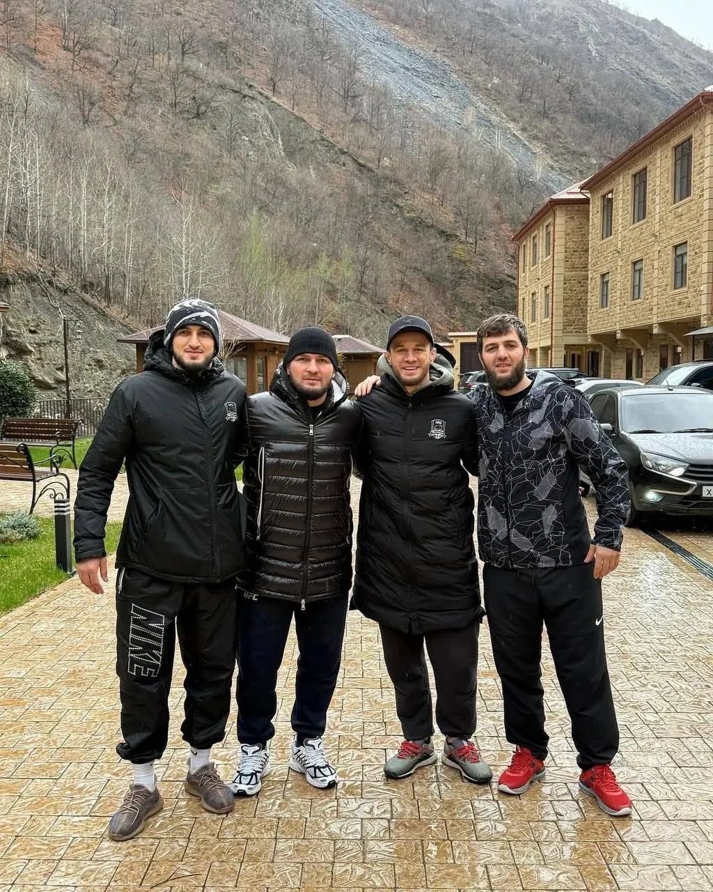 Хабиб Нурмагомедов с товарищами на базе в Дагестане