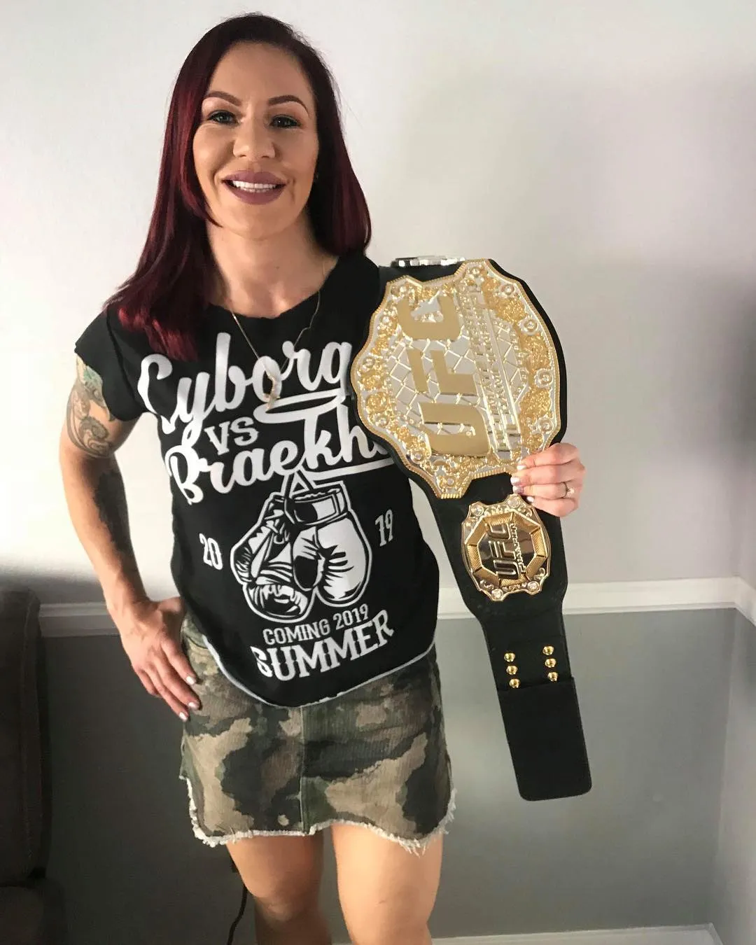 Крис Сайборг с поясом UFC