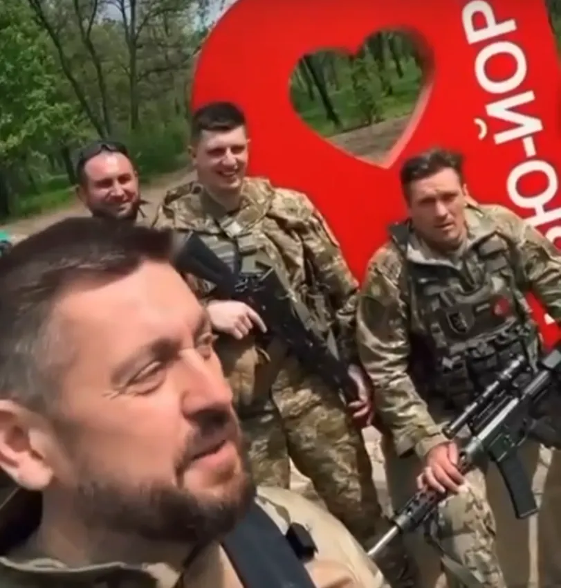 Александр Усик сделал несколько мощных снимков с оружием и поехал по своим делам