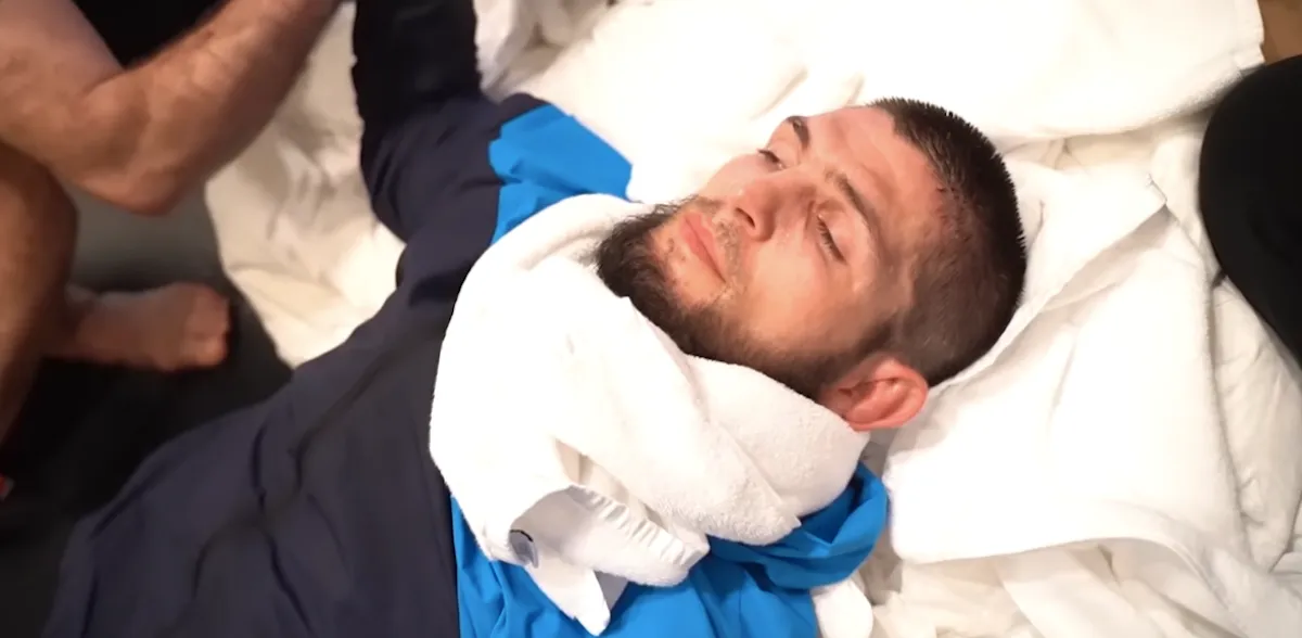 Хабиб Нурмагомедов гоняет вес
