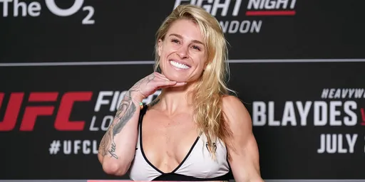 Боец UFC Голди показала фото в сексуальном купальнике