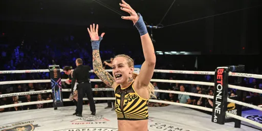 Звезда Bare Knuckle FC Старлинг показала фото в сексуальных трусиках