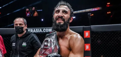 Чингиз Аллазов нокаутировал Супербона и стал чемпионом ONE
